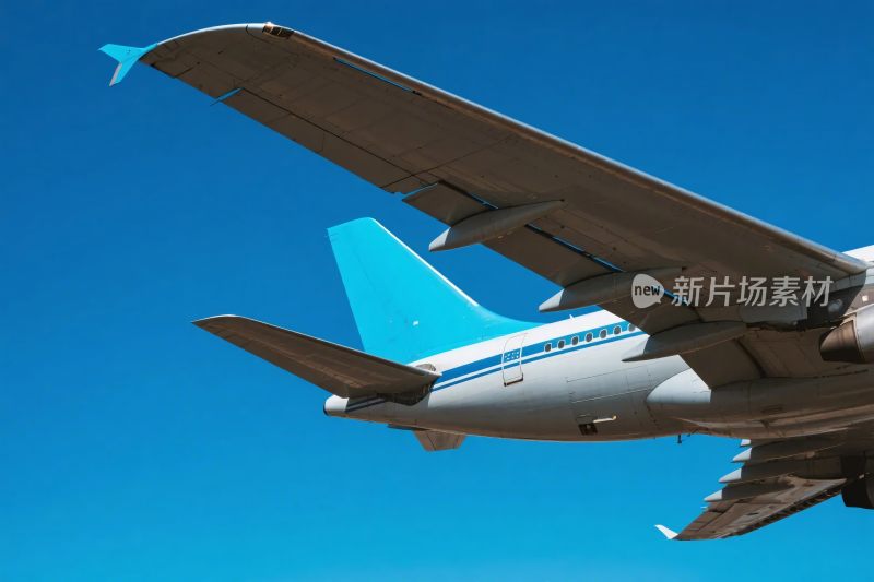 飞行中的飞机机翼与尾翼