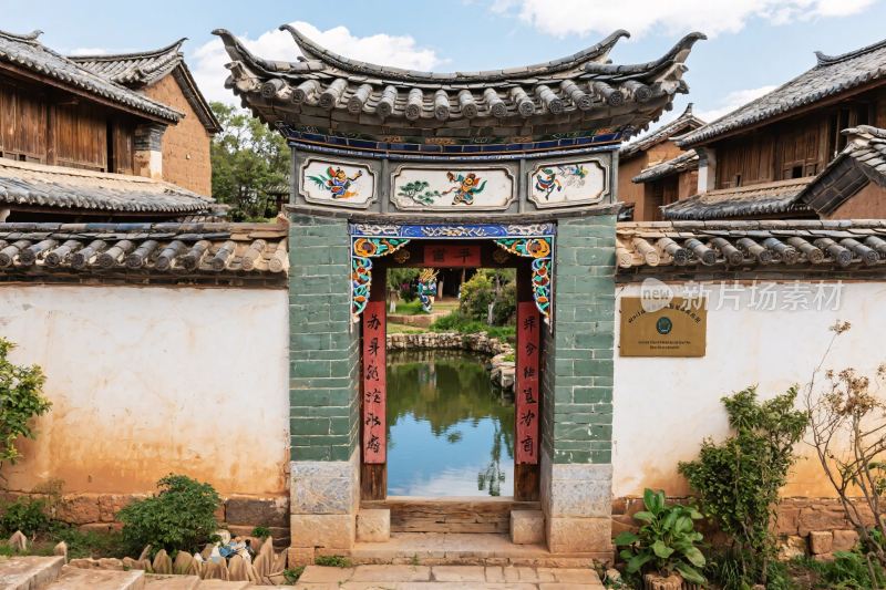 古建筑门廊风景图