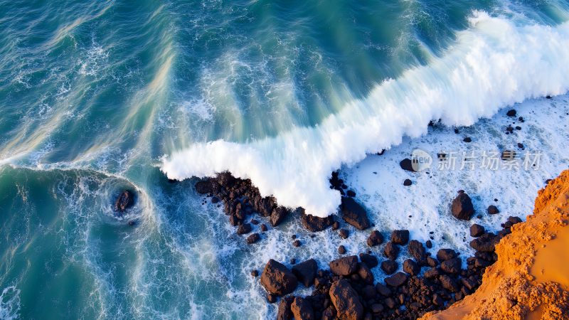 海浪拍打礁石的壮丽景象