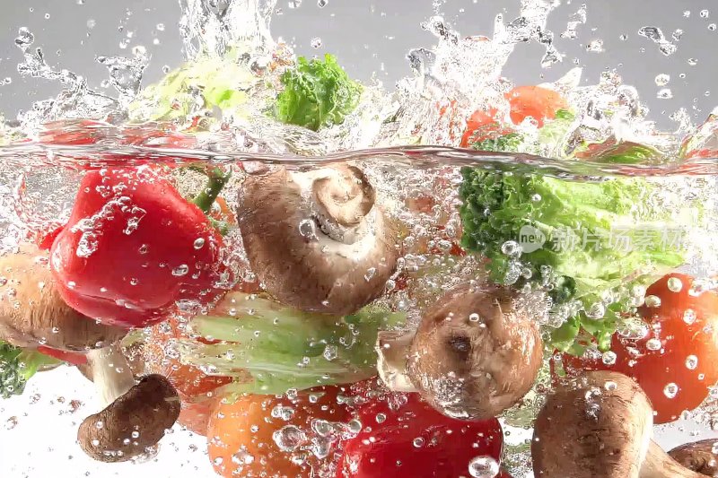 蔬菜入水瞬间水花四溅