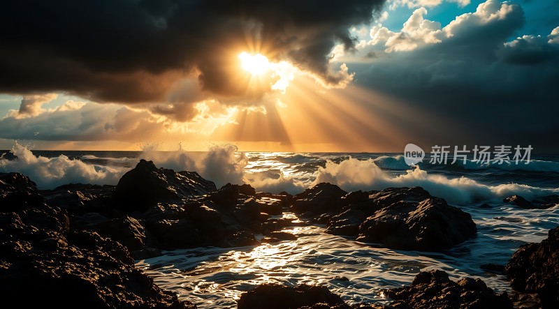 阳光下的海浪与岩石
