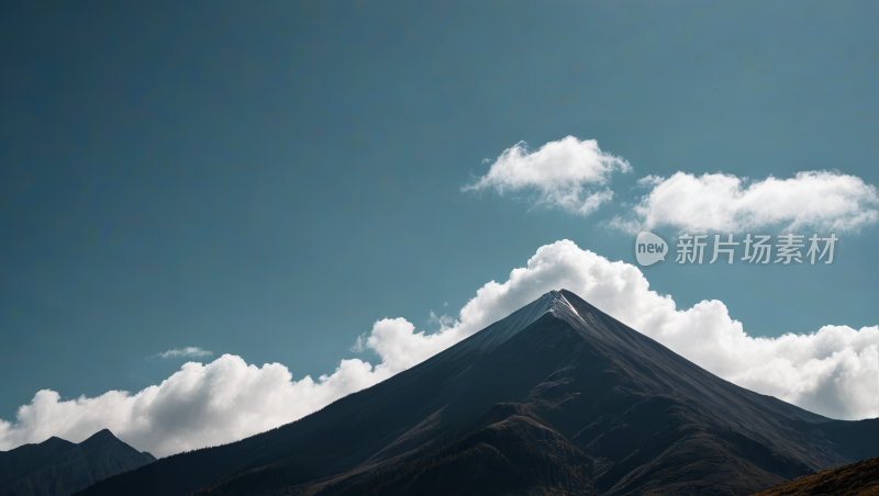 一座山一座非常高山峰高清图片