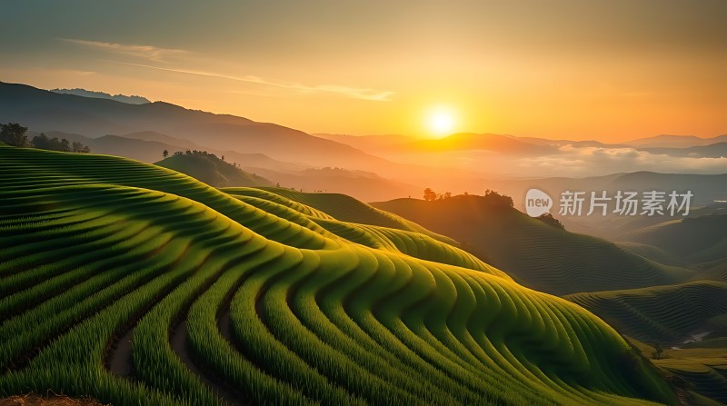梯田晨曦阳光洒满大地