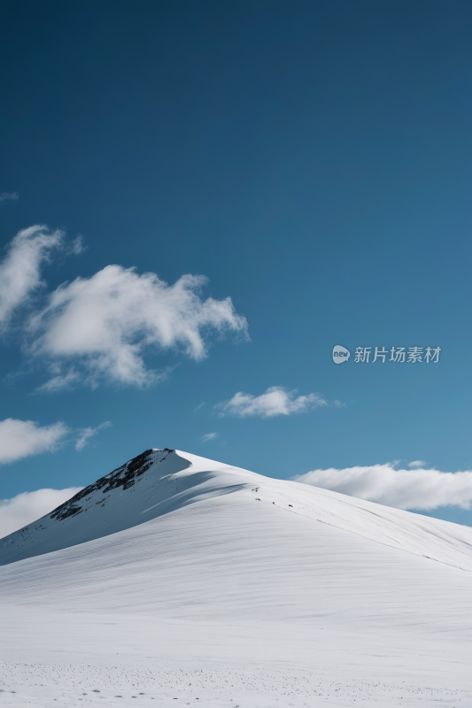 蓝天白雪皑皑风景图片