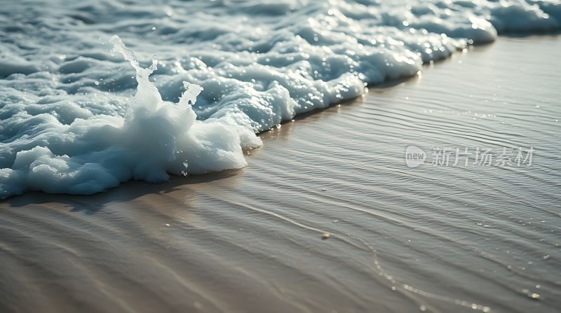 海浪轻拍沙滩