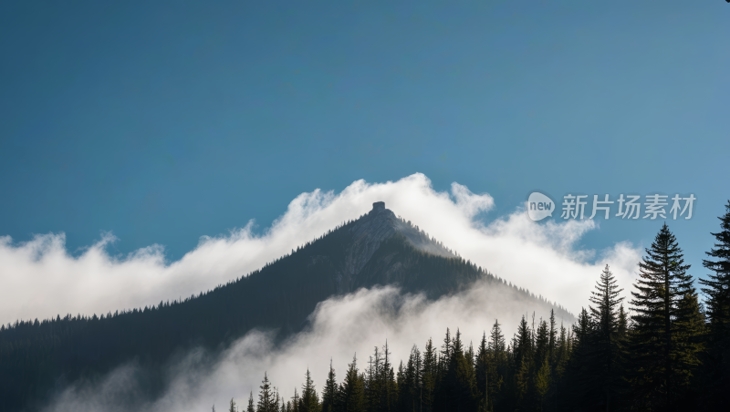 一座背景是树木和云彩的山风景风光高清图片