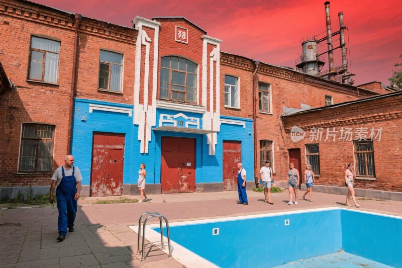 老建筑前的泳池场景