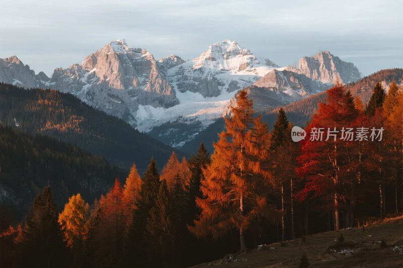 秋日山间雪山美景
