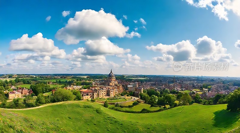 蓝天白云下的绿色小镇