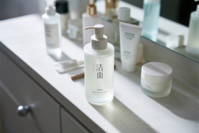 梳妆台上的护肤品展示