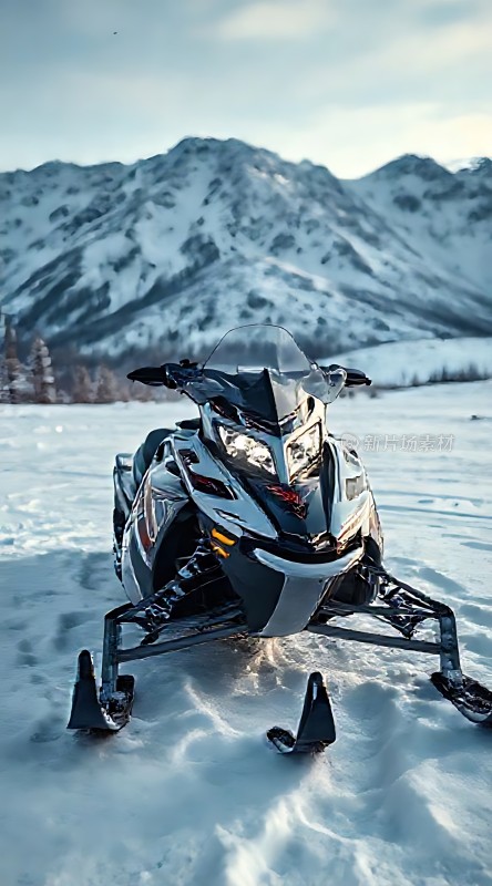 雪地摩托穿越雪山探索未知领域