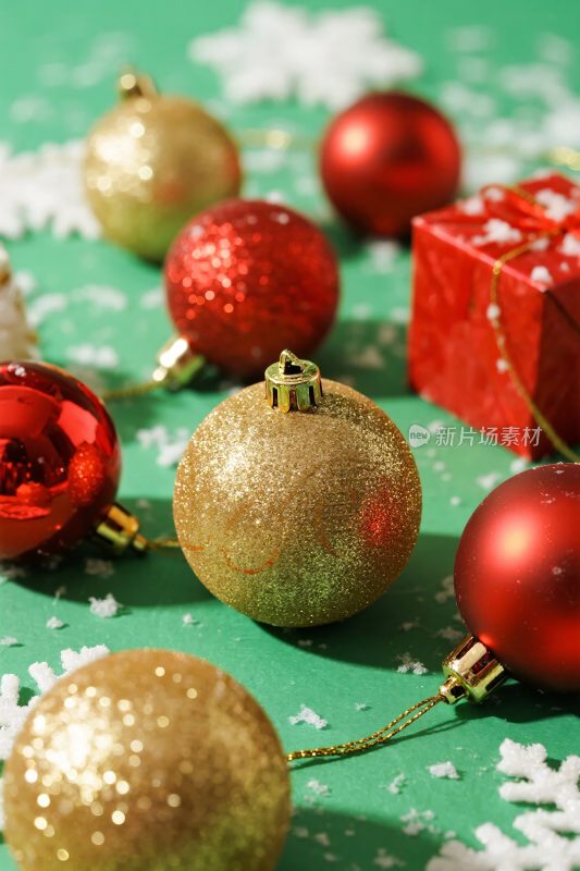 圣诞装饰球与礼盒