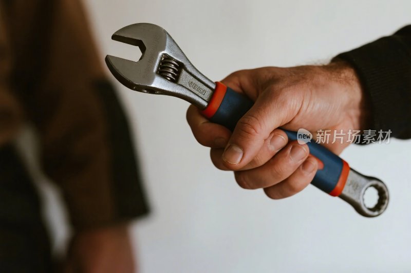 手握扳手工具特写