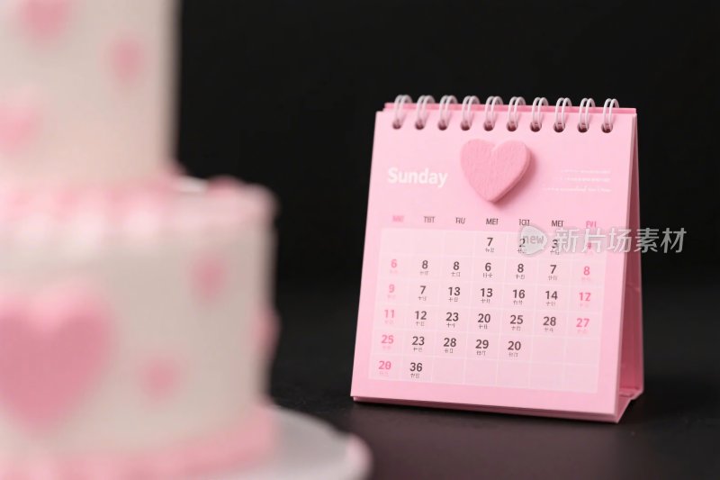 粉色爱心日历与蛋糕