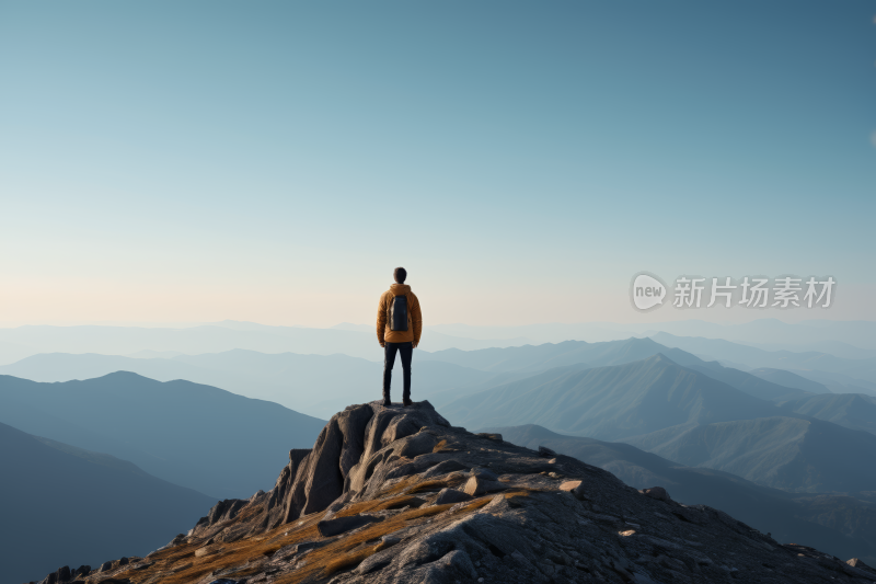 站在山顶上看着山风光风景图片