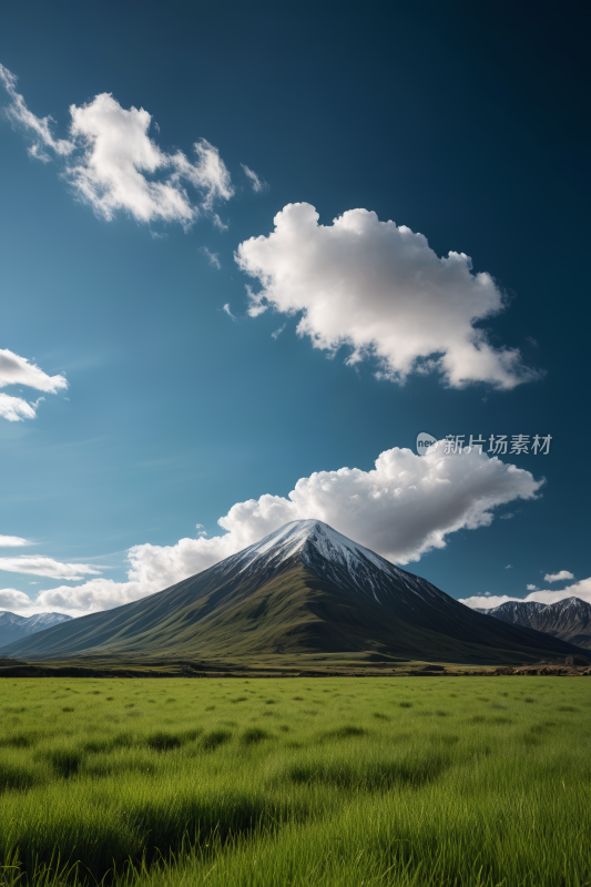 一座大山一片草地高清风景图片