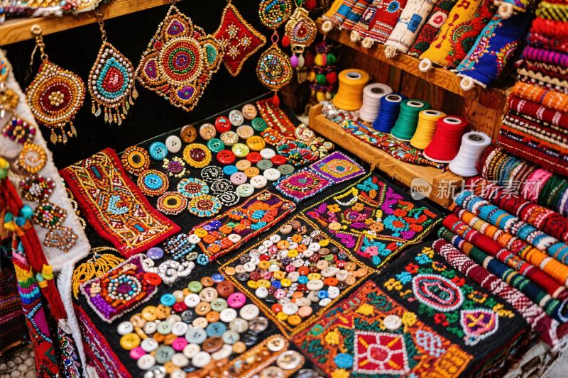 彩色手工艺品摊位