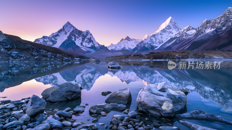 大自然户外旅行徒步雪山湖水湖边岩石背景