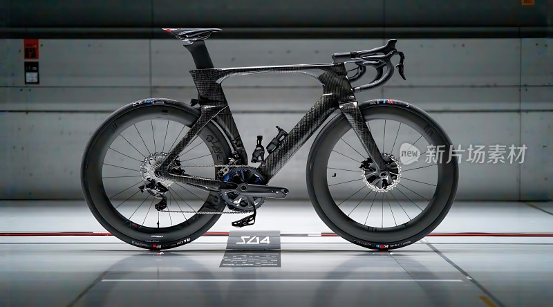 碳纤维公路自行车展示科技感十足！