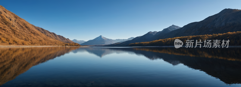 山倒映在山中的湖水中高清风景横幅图片