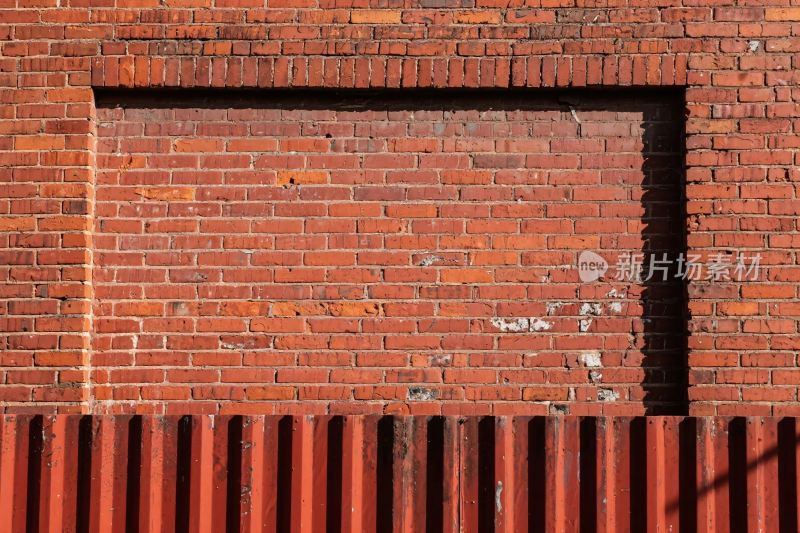 红砖墙与波纹围栏