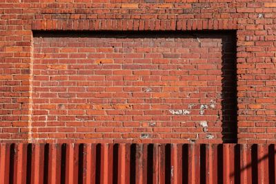 红砖墙与波纹围栏 红砖墙与波纹围栏