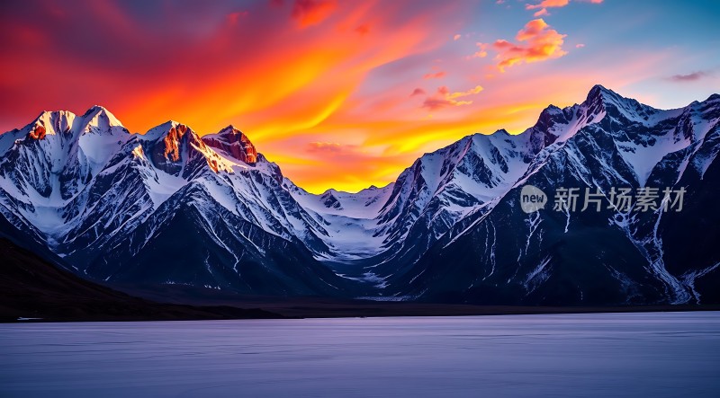 日落下的雪山美景