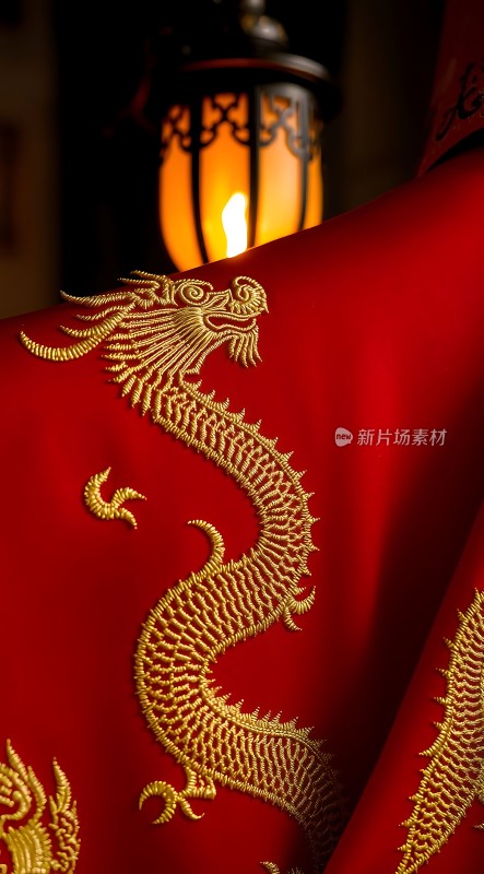 红色龙纹绣品