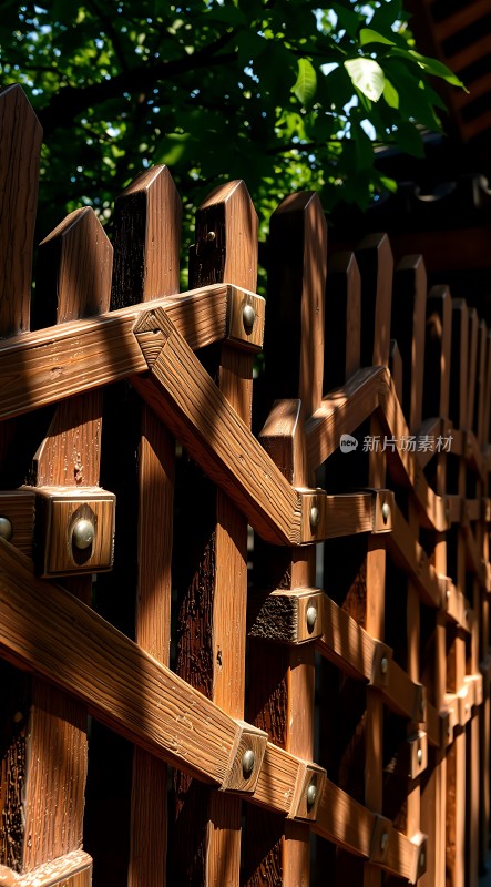 阳光下的木栅栏