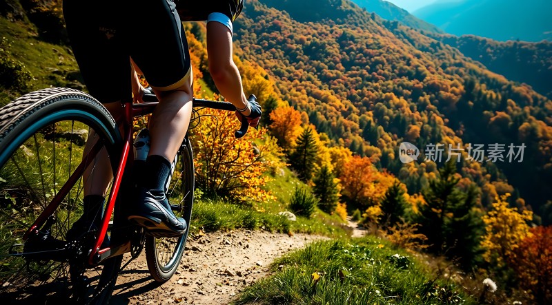 骑行者穿越秋日山间小径