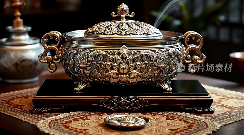 金色香炉精致工艺华丽外观古典气息浓厚