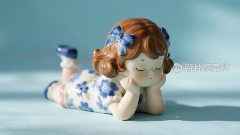 趴着的瓷质小女孩摆件