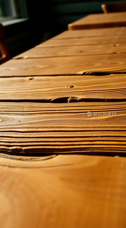阳光下的木纹之美
