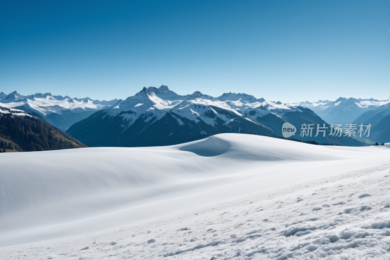 滑雪者在雪山斜坡上山脉风光风景图片