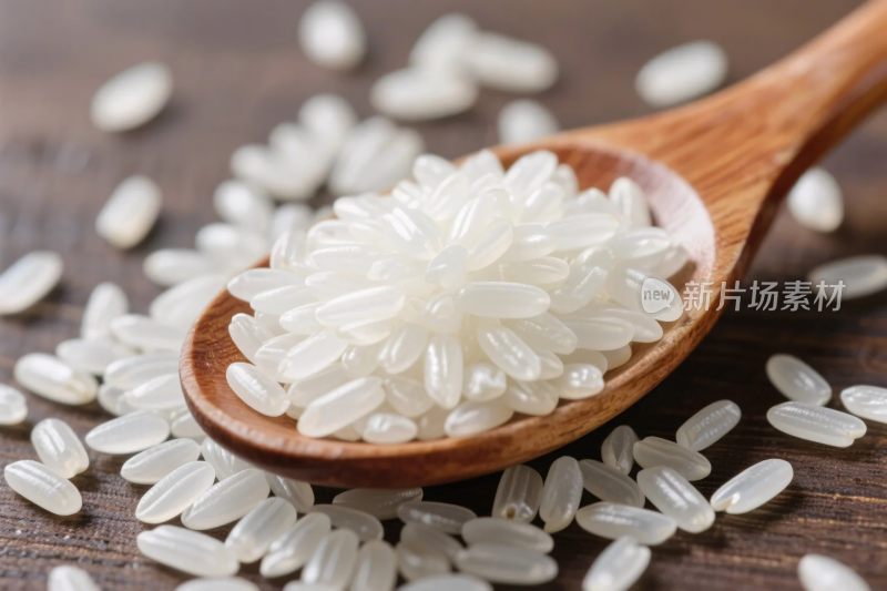 木勺中的白米与散落米粒