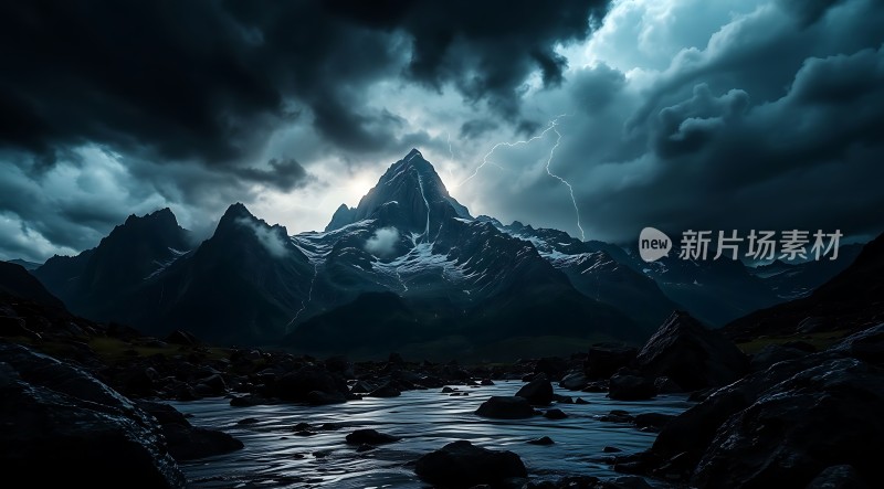 暴风雨中的雪山奇景