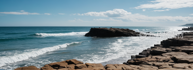 岩石海岸海浪拍打岩石和蓝天风景横幅图片