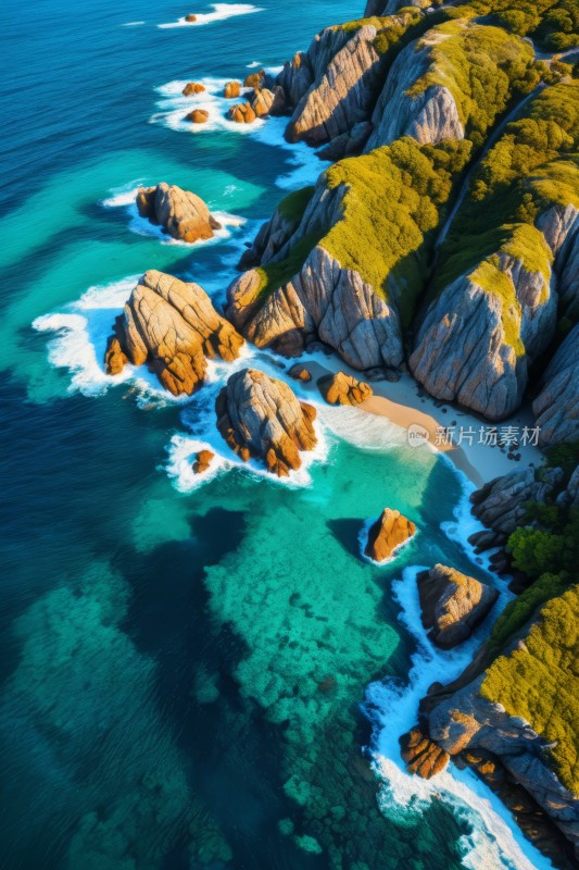 海滩和岩石海岸线及清澈海水的鸟瞰图风景