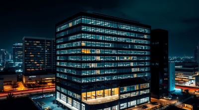 都市夜景下的现代建筑群
