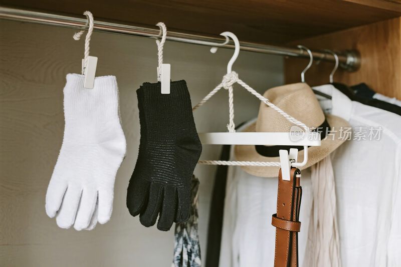 衣柜里的手套和帽子