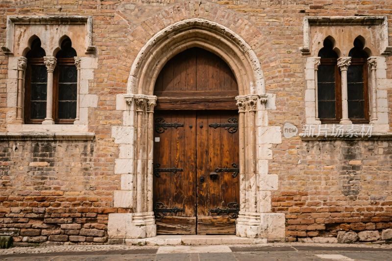 古老砖墙木门建筑