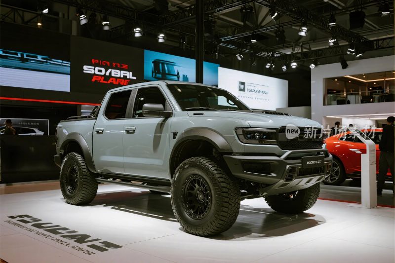 展台上的灰色福特皮卡车