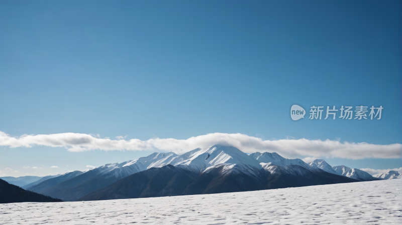 山上被雪覆盖山顶上一个人滑雪