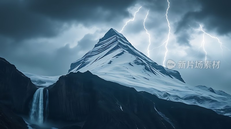 雪峰瀑布闪电
