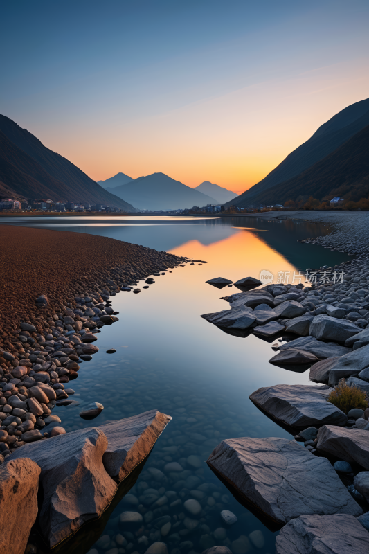 一条河流流经岩石地区山脉高清风景图片