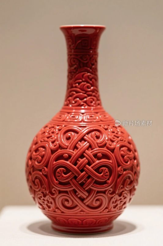 红色雕花陶瓷瓶