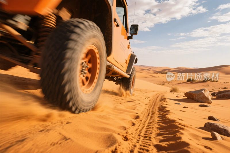 沙漠中行驶的橙色越野车