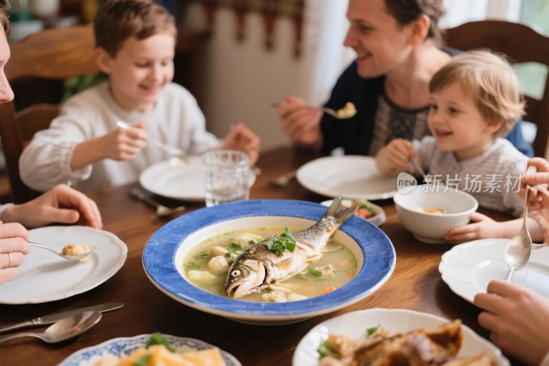温馨家庭聚餐场景