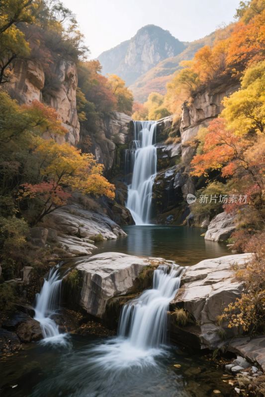 秋日山间瀑布美景
