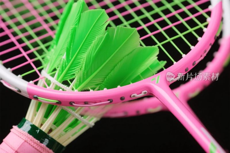 羽毛球与羽毛球拍组合图